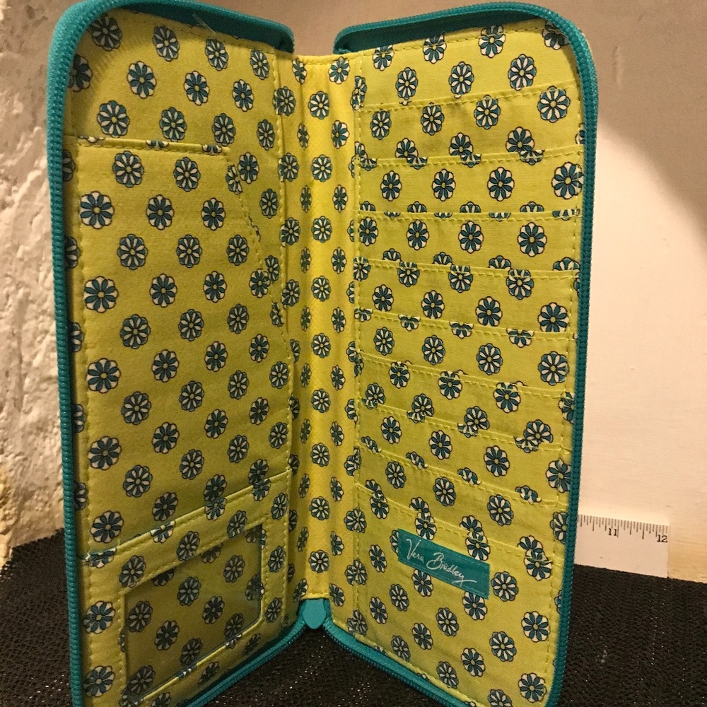Vera Bradley passport cover; zippered